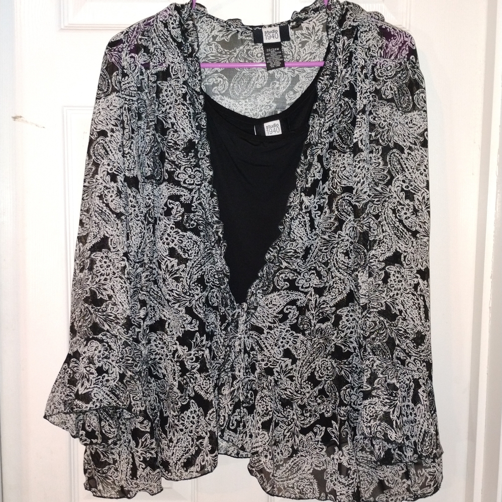 ❤️Studio 1940 Black and White Floral Blouse 22/24 PTP 26" - Picture 3 of 3